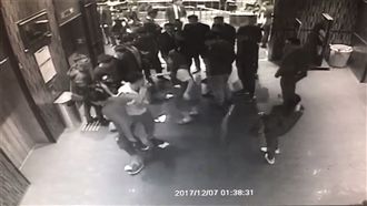 夜店衝突皮帶刀傷人　監視器曝光