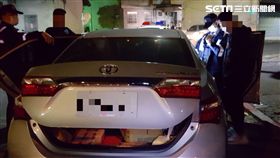 從小一起不學好，真是手足情深！高雄市2名從小玩到大的鐘姓、潘姓男子，昨天清晨將車停放在左營區中華一路果貿社區路旁拉K，被正在執行巡邏勤務的保安大隊迅雷中隊發現覺得可疑，員警向前盤查時2人車門一打開，一陣K味撲鼻而來，連戴口罩都聞到，當下詢問2人時，2人還假裝睡醒，不停揉眼睛，經員警追問下，坐在駕駛座的鐘男才從安全帶旁拿出毒品K他命，當場將2人帶回偵辦。