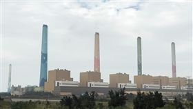 境外污染來襲  中市府通知中火降載減碳受東北季風帶來中國大陸境外污染物影響，西半部空氣品質下降，環保局5日表示，已通知台中火力發電廠從凌晨1時至上午7時降載減碳，中火共降載1260百萬瓦。將持續監控空氣品質狀況，有進一步惡化將立即啟動應變措施。中央社記者郝雪卿攝  106年12月5日