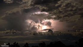 怪象！瘋狂閃電照亮夜空　如核彈爆炸。（圖／翻攝自YouTube　Geoff Green）
https://www.youtube.com/watch?v=_TrDsh_zts4