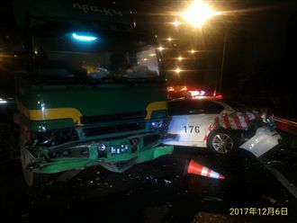 深夜戒護拋錨車　紅斑馬竟遭追撞