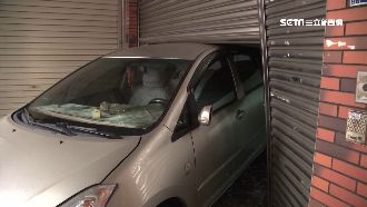 轎車「倒退」衝進民宅　駕駛一度受困