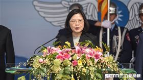 總統蔡英文主持「空軍P-3C成軍暨S-2T除役典禮」。 圖／記者林敬旻攝