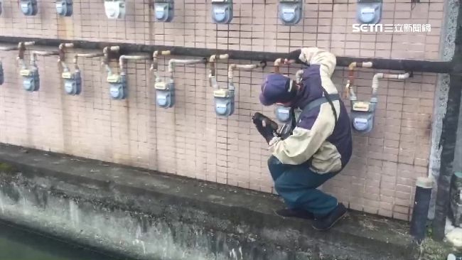 天然氣錶設水溝！抄錶員：有望遠鏡啦
