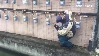 天然氣錶設水溝！抄錶員：有望遠鏡啦