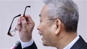 許虞哲：國安基金沒有在萬點進場的近日台股大跌、國際情勢轉趨緊張，立委盧秀燕7日在立法院財委會上詢問財政部長許虞哲（圖），國安基金是否考慮進場？許虞哲回應，台股目前還在萬點之上，「國安基金沒有在萬點進場的」，即便跌破萬點，也還是很高，國安基金的子彈沒有那麼多，目前沒有考慮進場。中央社記者吳翊寧攝  106年12月7日