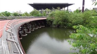 享受空中奔跑　飄浮跑道懸空伴美景