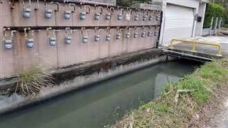 瓦斯錶隔大水溝　網笑：抄錶員會輕功
