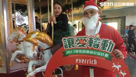 耶誕節即將來到，台灣各地都充滿歡樂溫馨過節氣氛，就連國門桃園機場也不意外。昇恆昌免稅商店為了延續多年與旅客一同歡度耶誕節傳統，特別將遊樂園的旋轉木馬搬進桃機第2航廈3樓出境管制區內供旅客乘坐、拍照，為期一個月時間，讓往來旅客都可以感受到滿滿耶誕氣氛。旋轉木馬搭配歡樂溫馨的耶誕音樂，不少旅客嘖嘖稱奇，大呼：「實在好特別，沒想到在機場竟然可以看見旋轉木馬。」