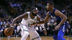 ▲Kyrie Irving（左）第4節獨得9分幫助球隊逆轉取勝。（圖／美聯社／達志影像）