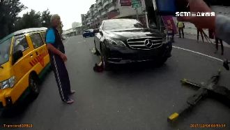 女擦撞卡賓士車底　車主跪求吊車救命