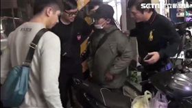 彭男因竊盜案被判刑4年多，只好回頭重操舊業，他偷車牌掛上兒子機車，專偷運送3C商品的貨車，彭男犯下至少6起竊案，初估獲利達百萬元，訊後依竊盜罪送辦（翻攝畫面）