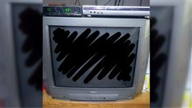 電視,復古,畫面,人像,拉長,走鐘,荒謬,Dcard　圖／翻攝自Dcard