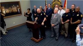 手語,手譯員,翻譯,美國,記者會,Derlyn Roberts,Rachell Settambrino,Jingle Bells　圖／翻攝自YouTube