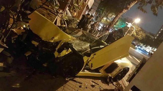 高雄千萬大牛車頭毀　駕駛受傷送醫