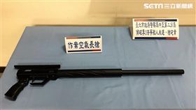 吳女騎車行經中正橋，突感右臉頰遭異物打穿，警方追查後發現，竟是車行老闆當街試槍，其中1發不慎打中吳女，警方循線逮捕老闆，及貼靶紙的李姓員工，並起獲空氣長槍1把，訊後依殺人未遂及槍砲罪送辦（楊忠翰攝）