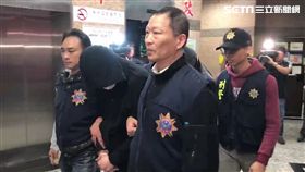  吳女騎車行經中正橋，突感右臉頰遭異物打穿，警方追查後發現，竟是車行老闆當街試槍，其中1發不慎打中吳女，警方循線逮捕老闆，及貼靶紙的李姓員工，並起獲空氣長槍1把，訊後依殺人未遂及槍砲罪送辦（楊忠翰攝）