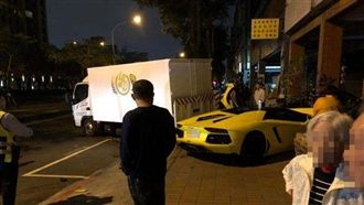 千萬大牛車頭毀　駕駛上個月疑逃臨檢