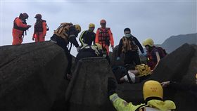 瑞芳漁船觸礁側翻  海巡消防救回9人新北市消防局8日凌晨5時41分獲報，瑞芳區台2線81公里南雅漁港外海5公里處，有一艘漁船觸礁側翻，10人落海。消防局表示，已救回包括台籍船長等9人，有一名外籍船員仍然行蹤不明，空勤總隊上午近7時許已加入搜救行列，擴大搜尋。（翻攝照片）中央社記者林長順傳真  106年12月8日