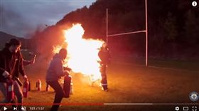 金氏世界紀錄,英國,人肉火球,跑百米,著火,跑步（圖／翻攝自
Guinness World Records YouTube）https://www.youtube.com/watch?v=8QrQGkpg8zw