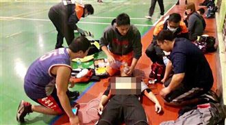 神隊友！消防員打球昏迷　同事搶救回