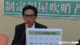 民進黨立委林俊憲12月8日召開記者會批違法隔間問題。記者李英婷攝