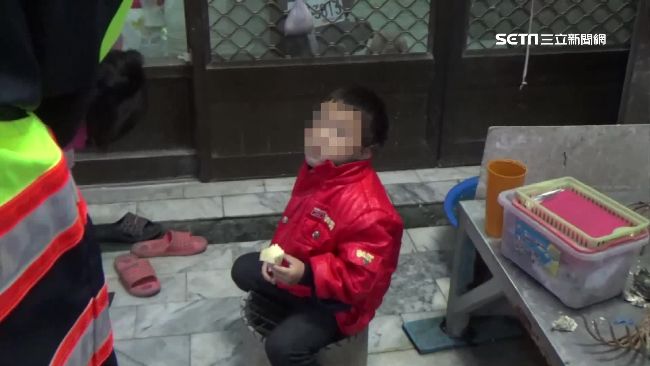 天冷薄衣哭找媽媽　暖警助3歲童尋母