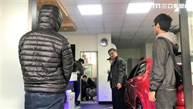 吳女騎車行經中正橋，突感右臉頰遭異物打穿，警方追查後發現，竟是車行老闆當街試槍，其中1發不慎打中吳女，警方循線逮捕老闆，及貼靶紙的李姓員工，並起獲空氣長槍1把，訊後依殺人未遂及槍砲罪送辦（楊忠翰攝）