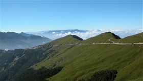 去合歡山觀生態（2）天氣轉涼，合歡山上景觀開始出現變化，許多植物綠葉轉紅，天上流雲飛舞、雲海翻騰，吸引許多民眾登山健行。圖為武嶺遠眺合歡主峰入口。（太管處提供）中央社記者李先鳳傳真  106年12月1日