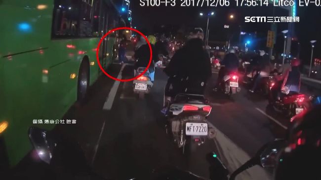 不要命！「攔車姐」衝進快車道攔公車
