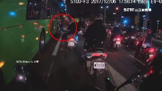 不要命！「攔車姐」衝進快車道攔公車