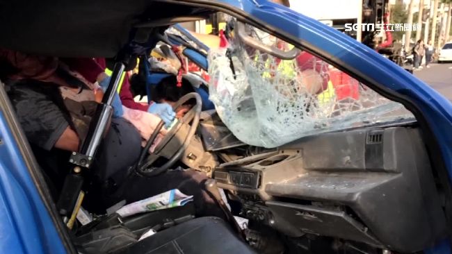 貨卡遭轎車追撞暴衝　路人急跳逃死劫
