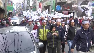 信仰拆不得！建商架牆圍廟　居民抗議