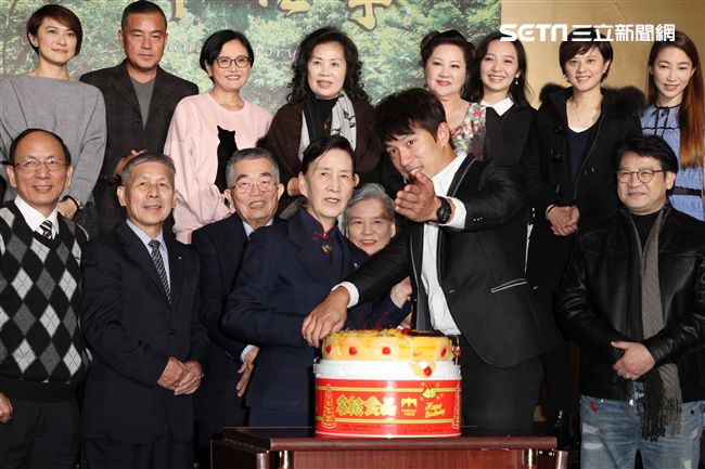 大愛「竹南往事」演員韓瑜、李政穎、楊慶煌、傅小芸、陳熙鋒、柯素雲等，出席上檔記者會。（記者邱榮吉/攝影）