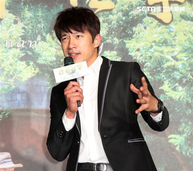 大愛「竹南往事」演員韓瑜、李政穎、楊慶煌、傅小芸、陳熙鋒、柯素雲等，出席上檔記者會。（記者邱榮吉/攝影）