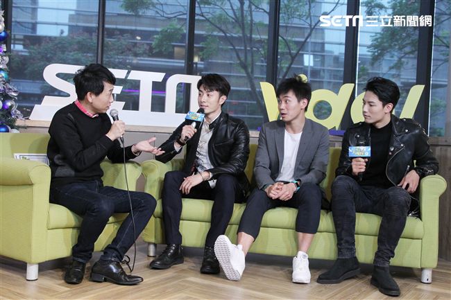 「已讀不回的戀人」仇多明、管麟、賴東賢上安安大明星直播。（記者邱榮吉/攝影）