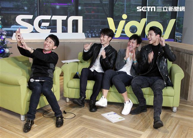 「已讀不回的戀人」仇多明、管麟、賴東賢上安安大明星直播。（記者邱榮吉/攝影）
