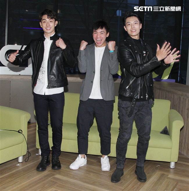 「已讀不回的戀人」仇多明、管麟、賴東賢上安安大明星直播。（記者邱榮吉/攝影）