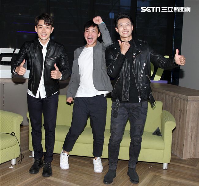 「已讀不回的戀人」仇多明、管麟、賴東賢上安安大明星直播。（記者邱榮吉/攝影）