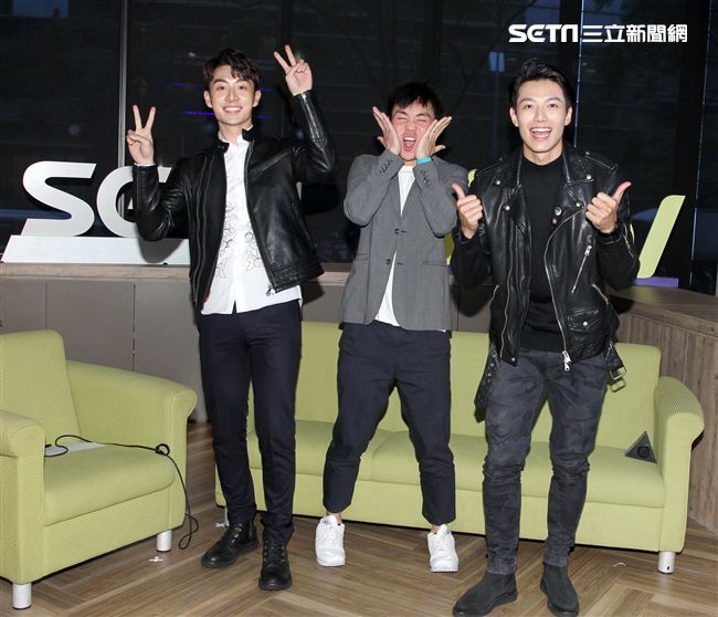 「已讀不回的戀人」仇多明、管麟、賴東賢上安安大明星直播。（記者邱榮吉/攝影）