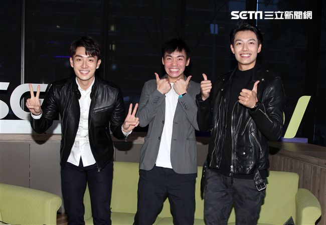 「已讀不回的戀人」仇多明、管麟、賴東賢上安安大明星直播。（記者邱榮吉/攝影）