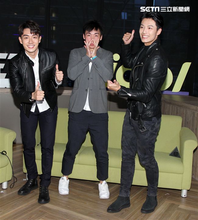 「已讀不回的戀人」仇多明、管麟、賴東賢上安安大明星直播。（記者邱榮吉/攝影）