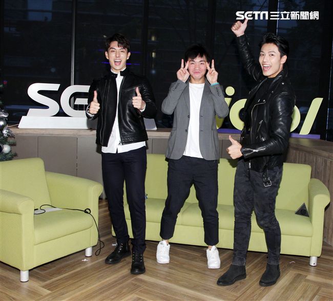 「已讀不回的戀人」仇多明、管麟、賴東賢上安安大明星直播。（記者邱榮吉/攝影）