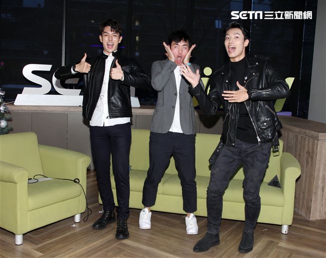 「已讀不回的戀人」仇多明、管麟、賴東賢上安安大明星直播。（記者邱榮吉/攝影）