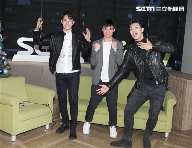 「已讀不回的戀人」仇多明、管麟、賴東賢上安安大明星直播。（記者邱榮吉/攝影）
