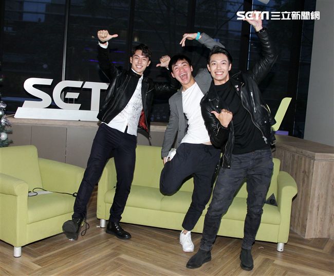 「已讀不回的戀人」仇多明、管麟、賴東賢上安安大明星直播。（記者邱榮吉/攝影）