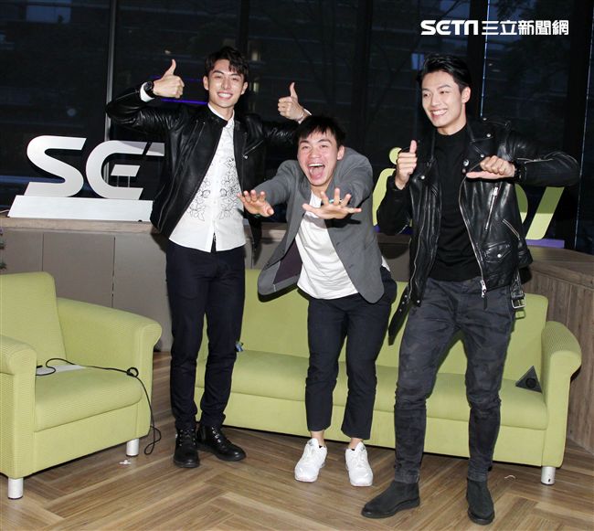 「已讀不回的戀人」仇多明、管麟、賴東賢上安安大明星直播。（記者邱榮吉/攝影）