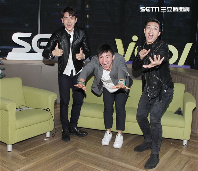 「已讀不回的戀人」仇多明、管麟、賴東賢上安安大明星直播。（記者邱榮吉/攝影）