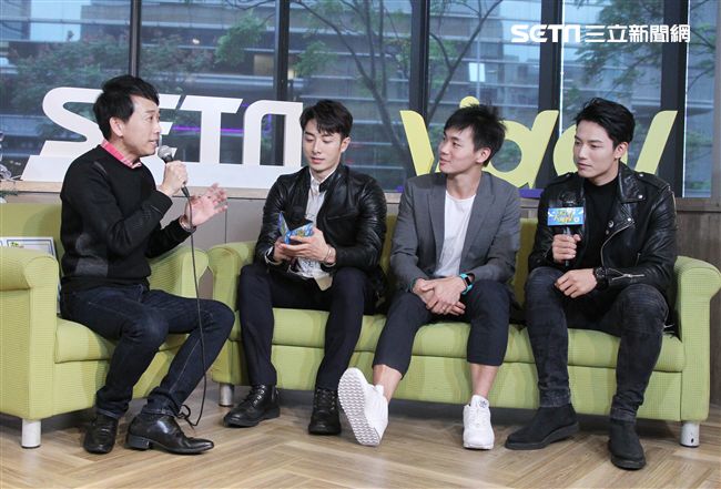 「已讀不回的戀人」仇多明、管麟、賴東賢上安安大明星直播。（記者邱榮吉/攝影）