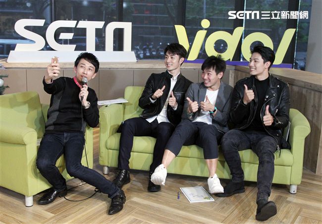 「已讀不回的戀人」仇多明、管麟、賴東賢上安安大明星直播。（記者邱榮吉/攝影）